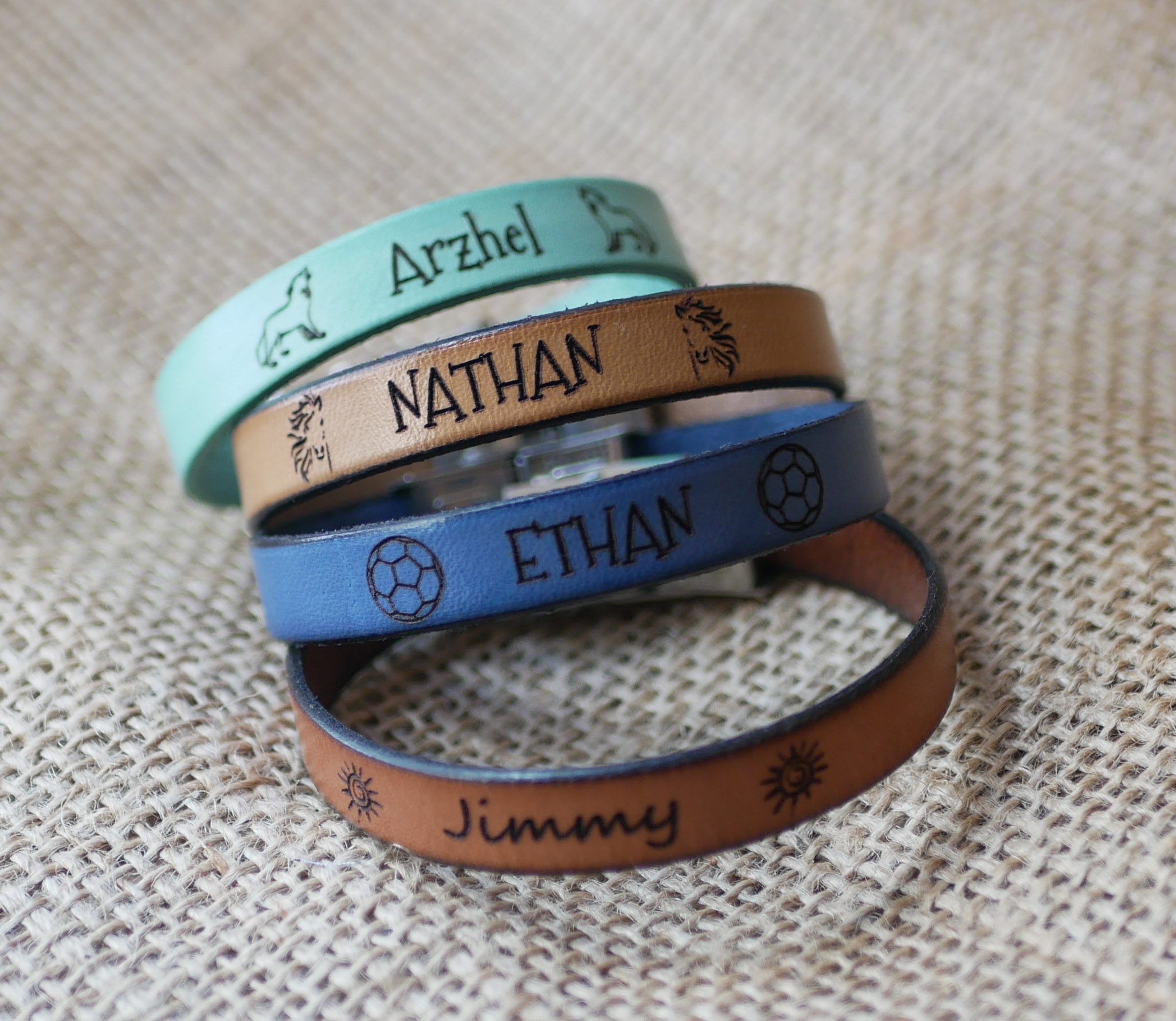 Pulseira personalizada em pele para crianças gravada com o primeiro nome emoldurado com desenhos à sua escolha