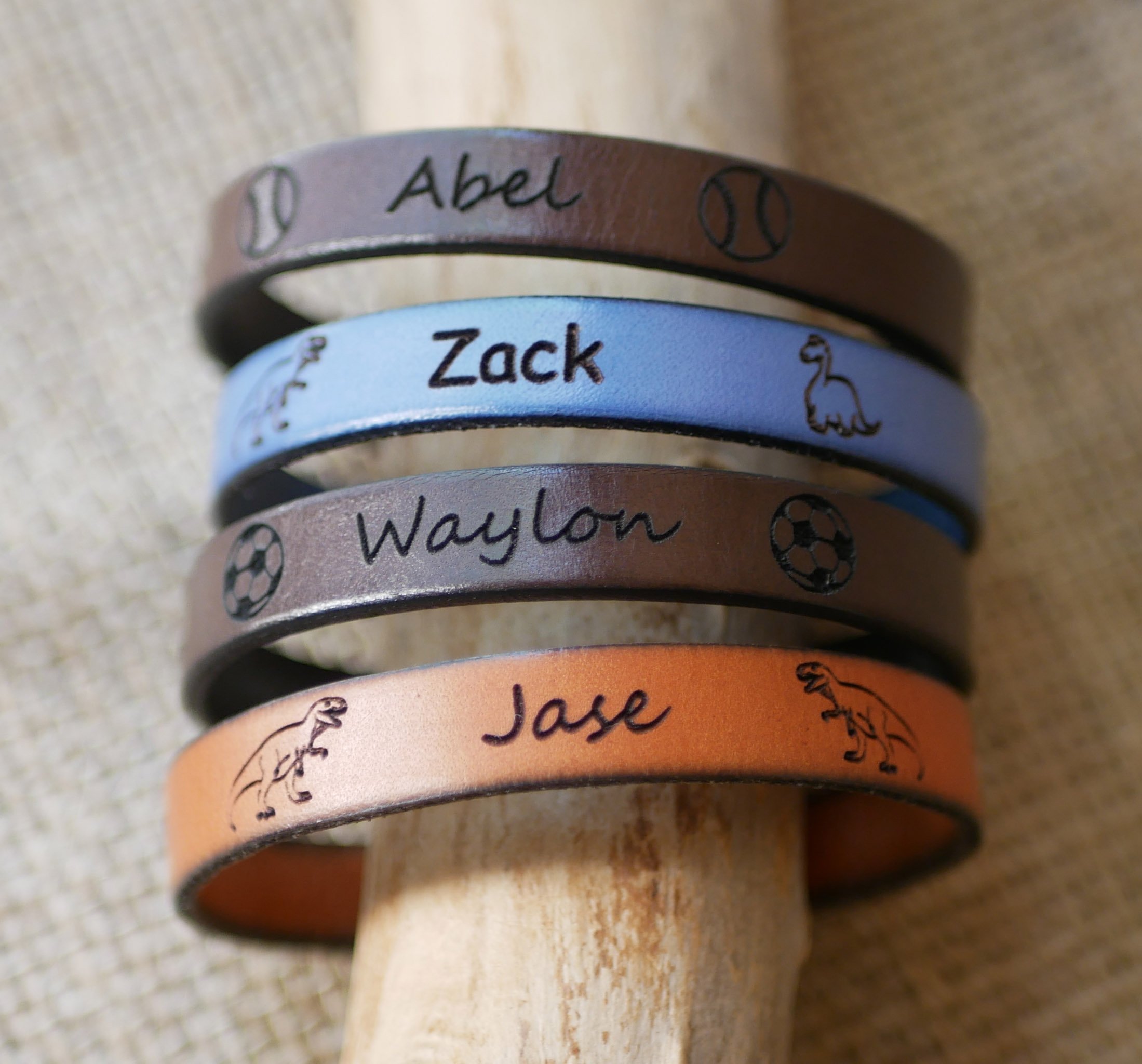Pulseira personalizada em pele para crianças gravada com o primeiro nome emoldurado com desenhos à sua escolha