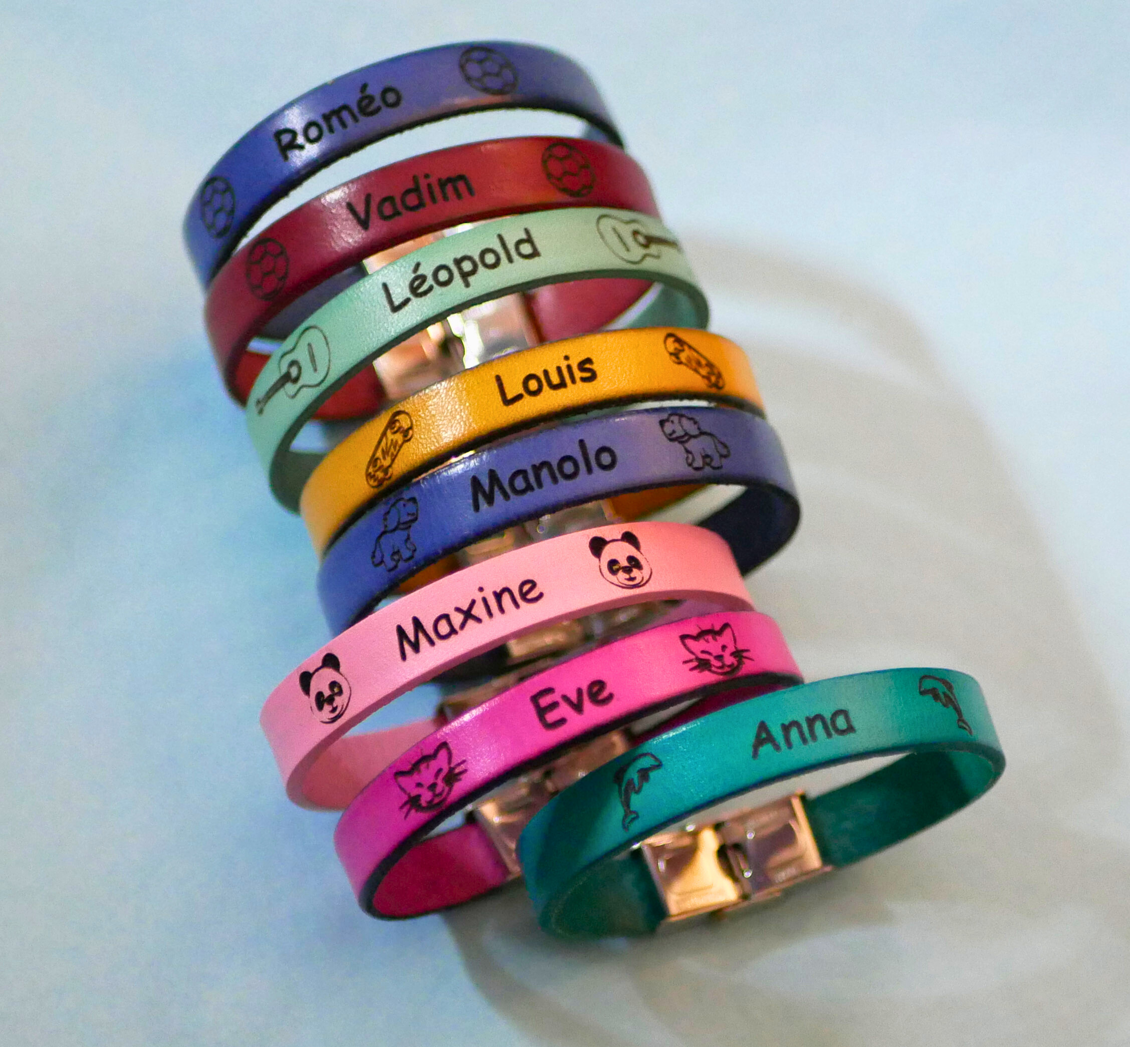 Pulseira personalizada em pele para crianças gravada com o primeiro nome emoldurado com desenhos à sua escolha