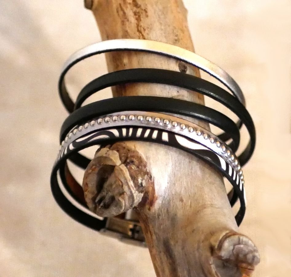Pulseira feminina em couro metálico cinzento escuro com missangas prateadas 