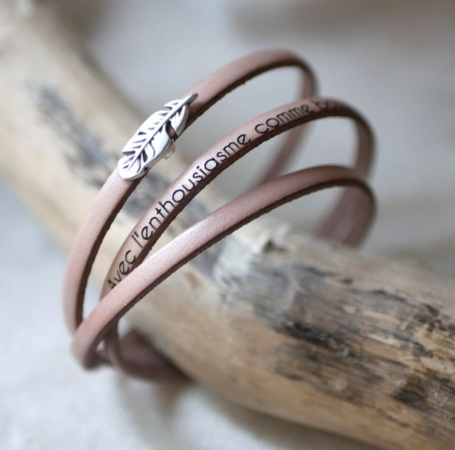 Pulseira de couro boémio para mulheres com desenho de penas, 3 voltas, personalizável