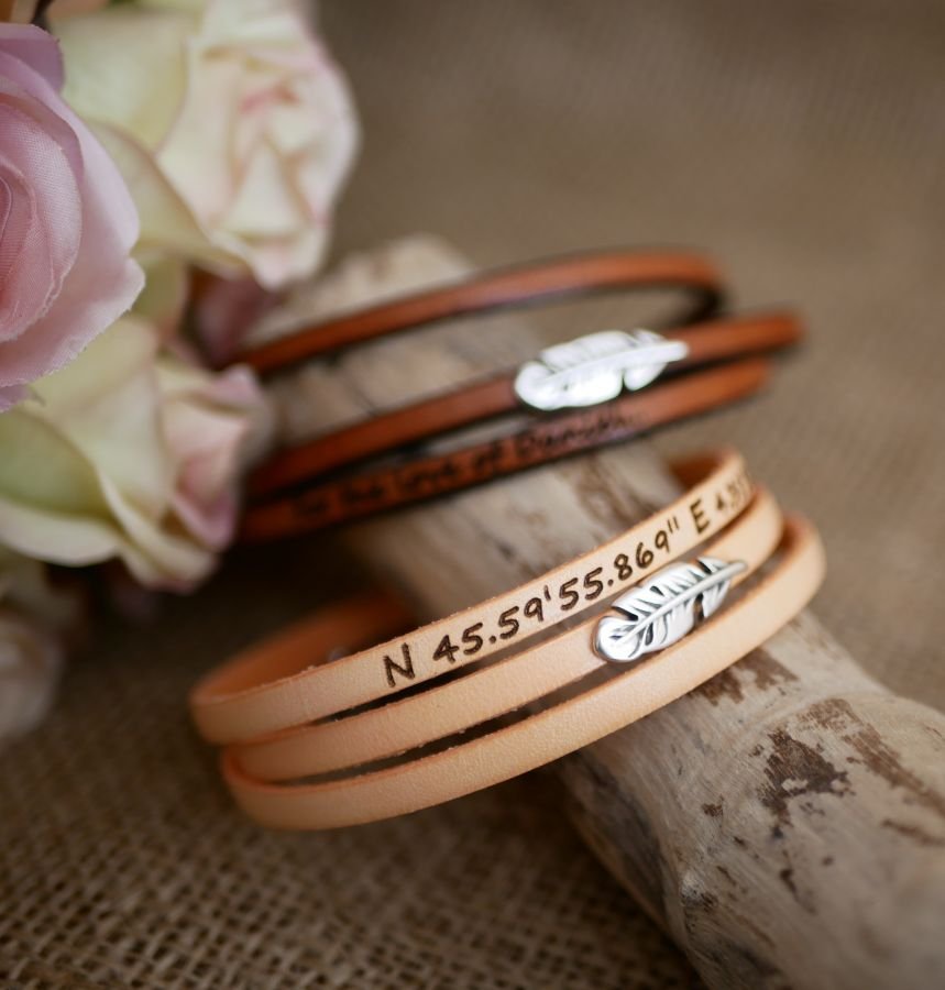 Pulseira de couro boémio para mulheres com desenho de penas, 3 voltas, personalizável