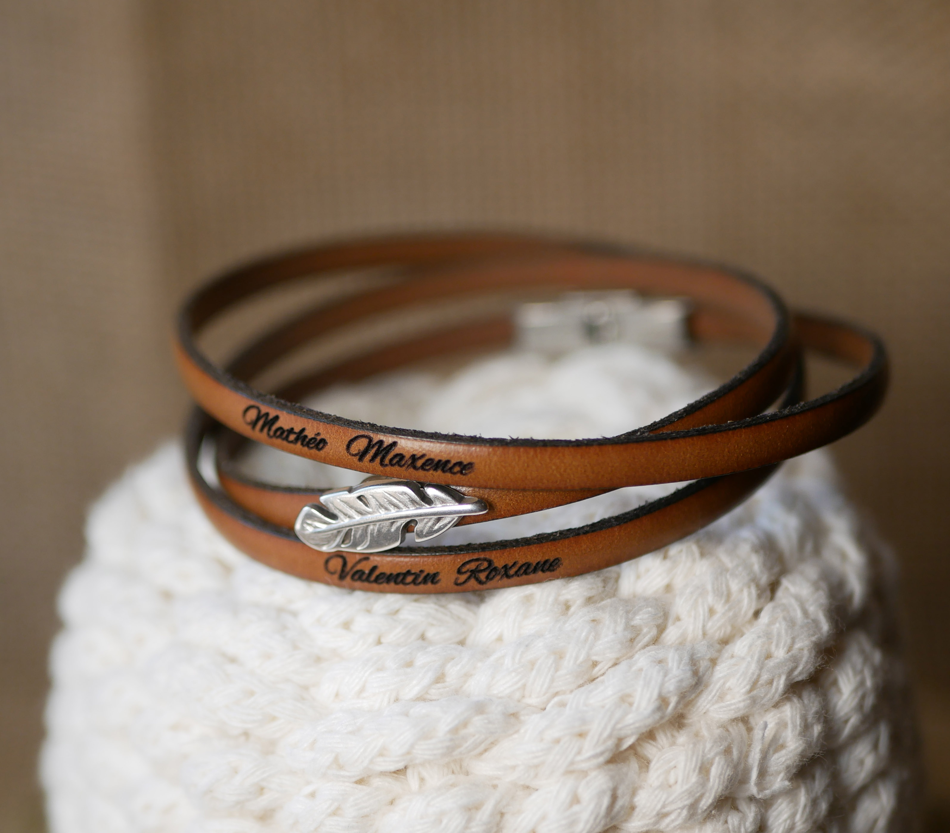 Pulseira de couro boémio para mulheres com desenho de penas, 3 voltas, personalizável