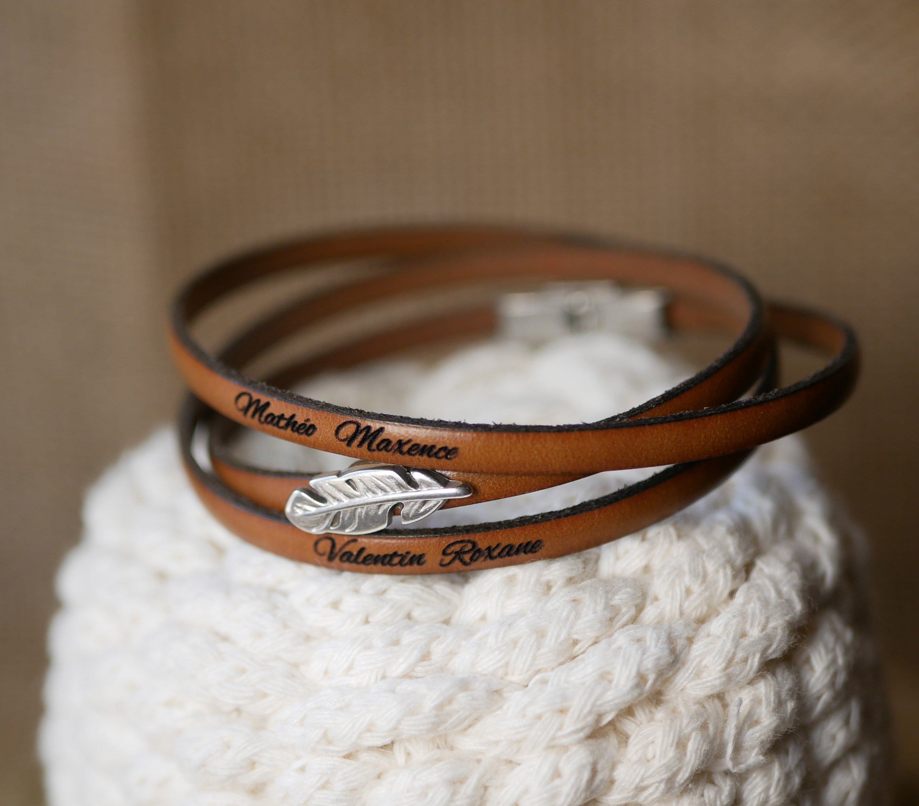 Pulseira de couro boémio para mulheres com desenho de penas, 3 voltas, personalizável