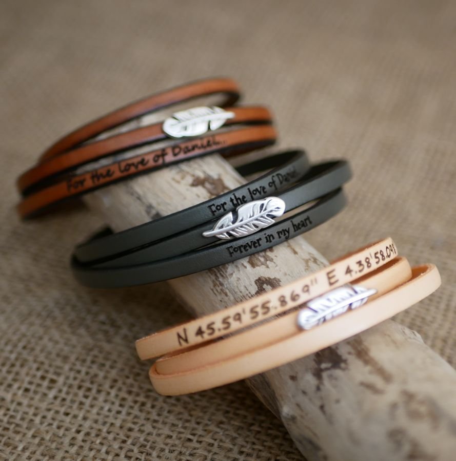 Pulseira de couro boémio para mulheres com desenho de penas, 3 voltas, personalizável