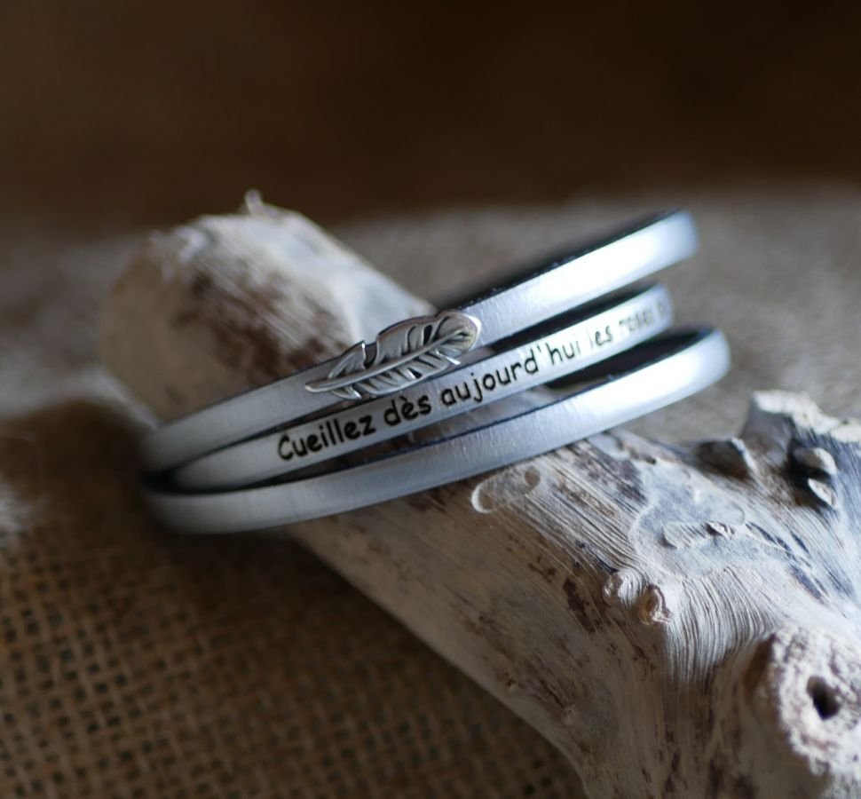 Pulseira de couro boémio para mulheres com desenho de penas, 3 voltas, personalizável