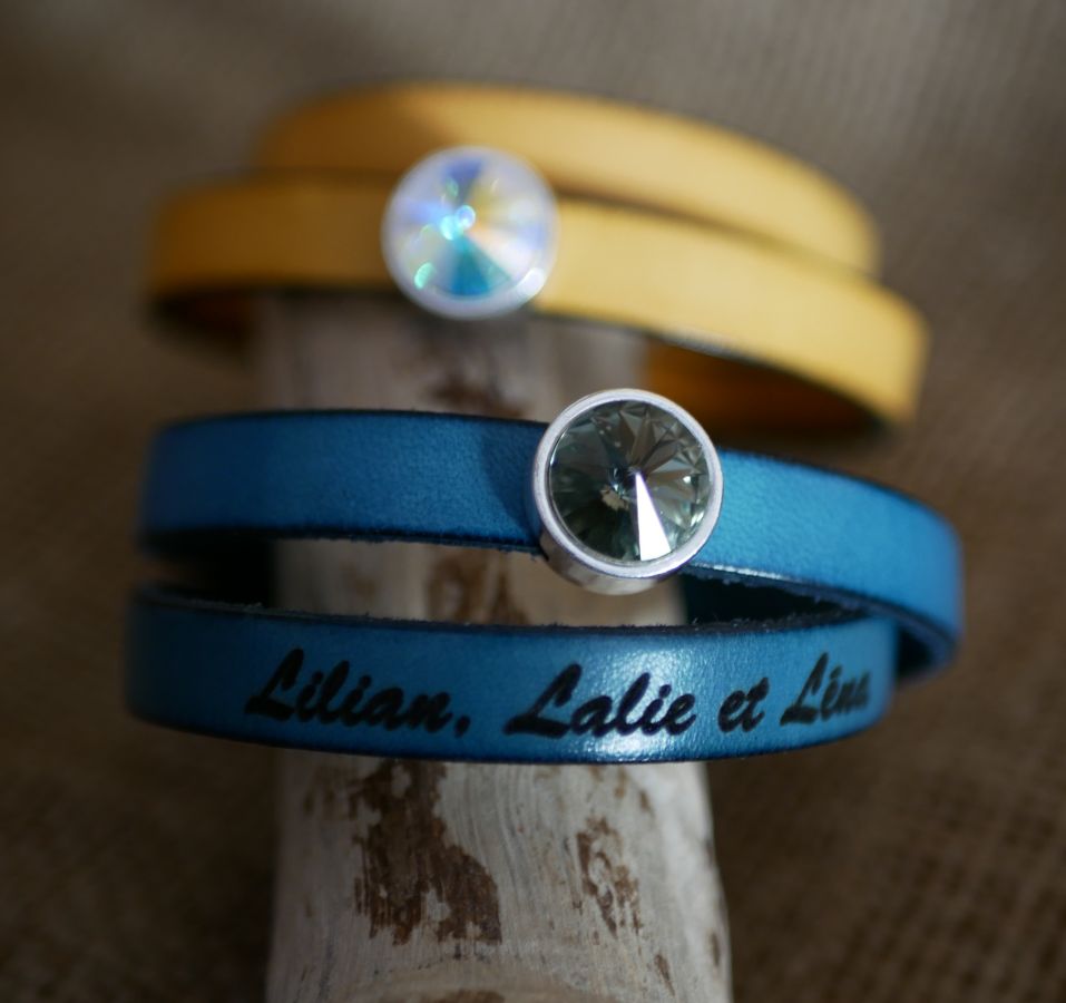 Bracelete de couro mulher virada duas vezes para ser personalizada decorada com um cabochon de cristal Swarovski 