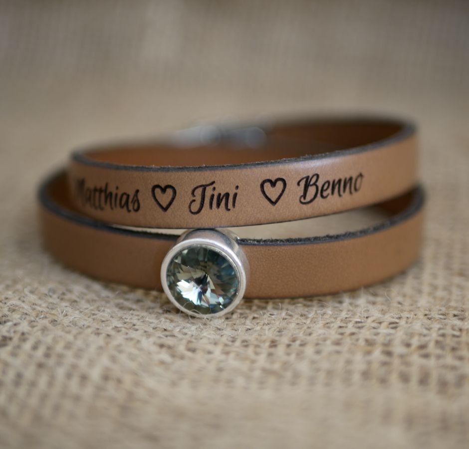 Bracelete de couro mulher virada duas vezes para ser personalizada decorada com um cabochon de cristal Swarovski 