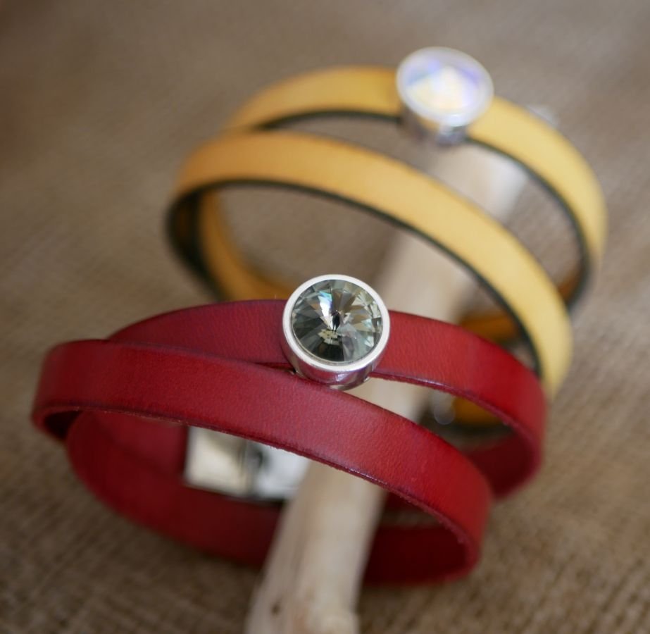 Bracelete de couro mulher virada duas vezes para ser personalizada decorada com um cabochon de cristal Swarovski 