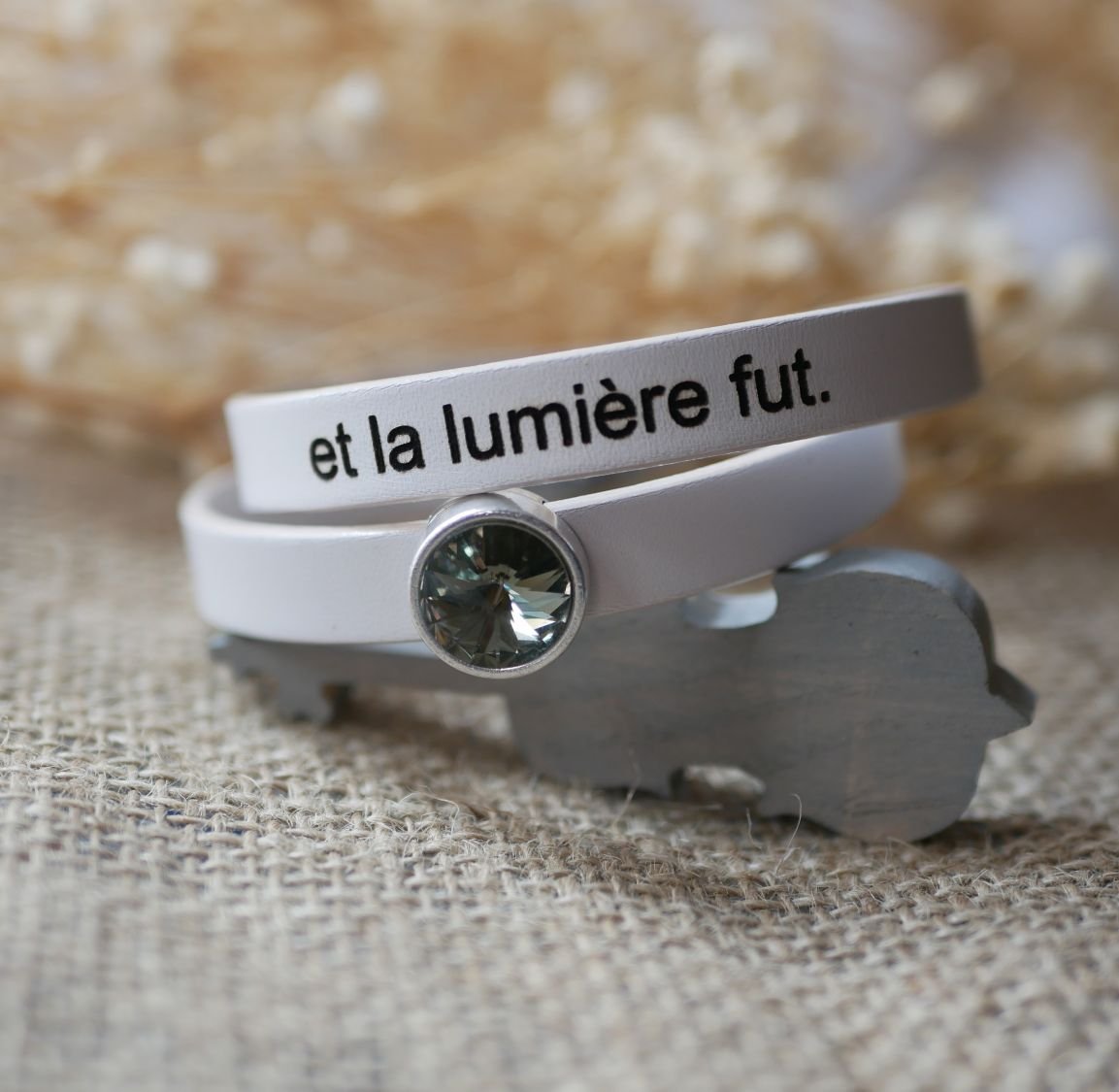 Bracelete de couro mulher virada duas vezes para ser personalizada decorada com um cabochon de cristal Swarovski 