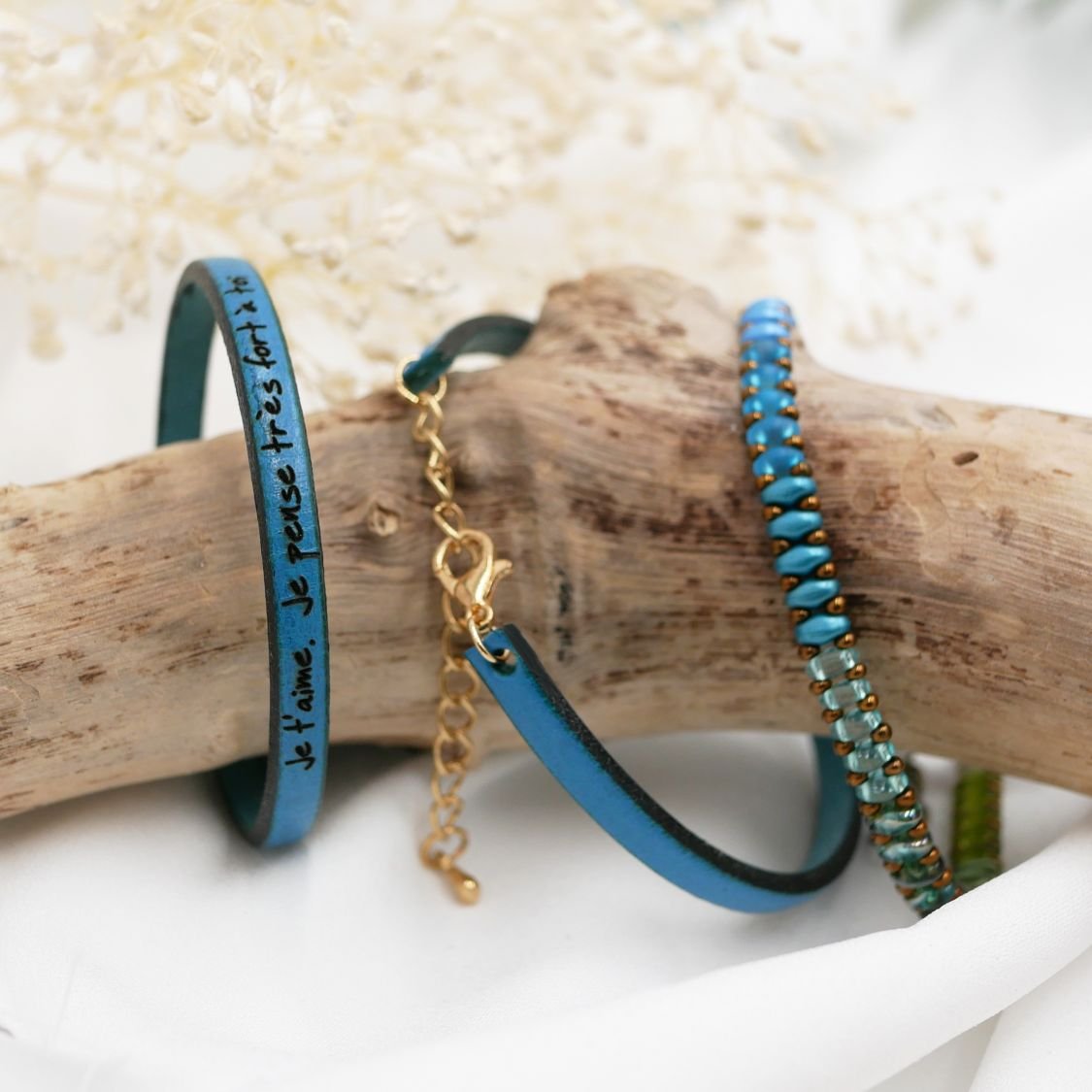 Pulseira de couro para mulheres a ser personalizada por gravação com corrente dourada