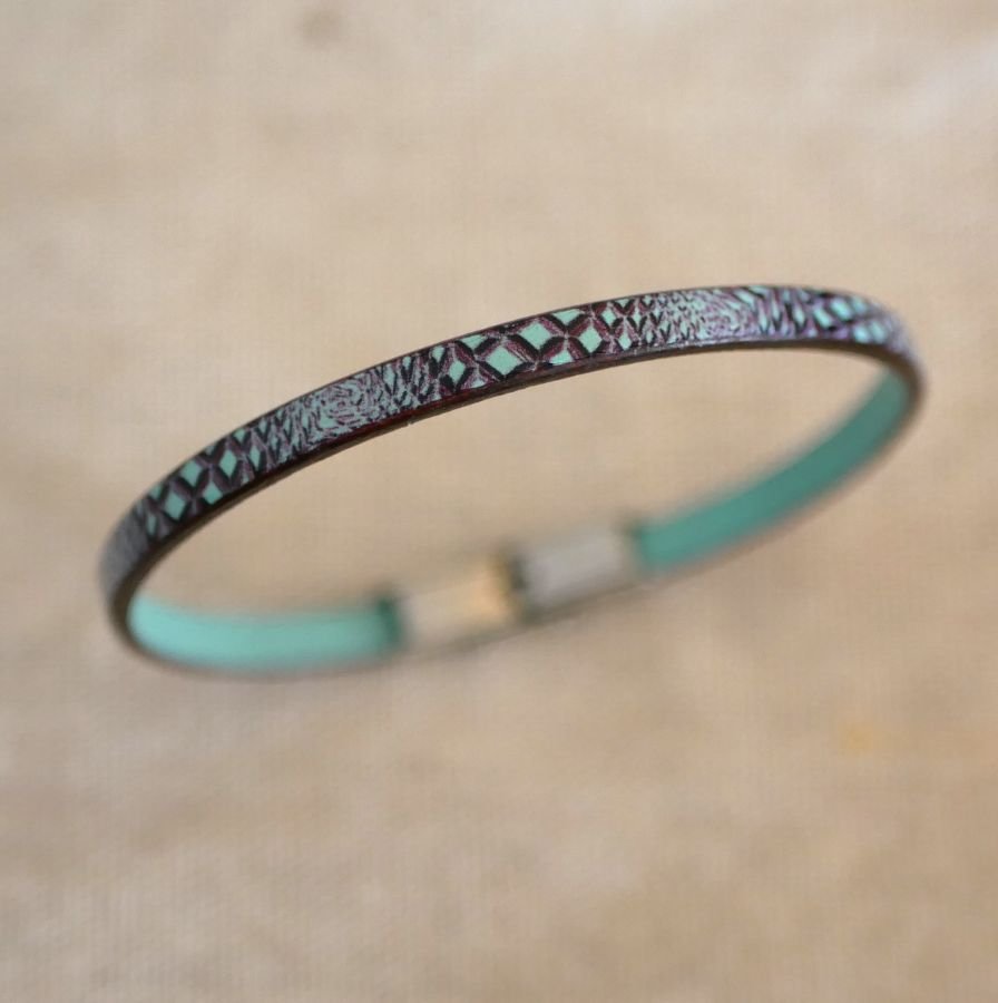 Pulseira feminina em pele fina com impressão de cobra em tons azuis
