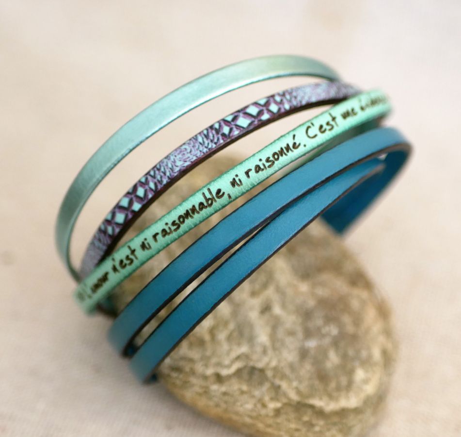 Pulseira feminina em pele fina com impressão de cobra em tons azuis