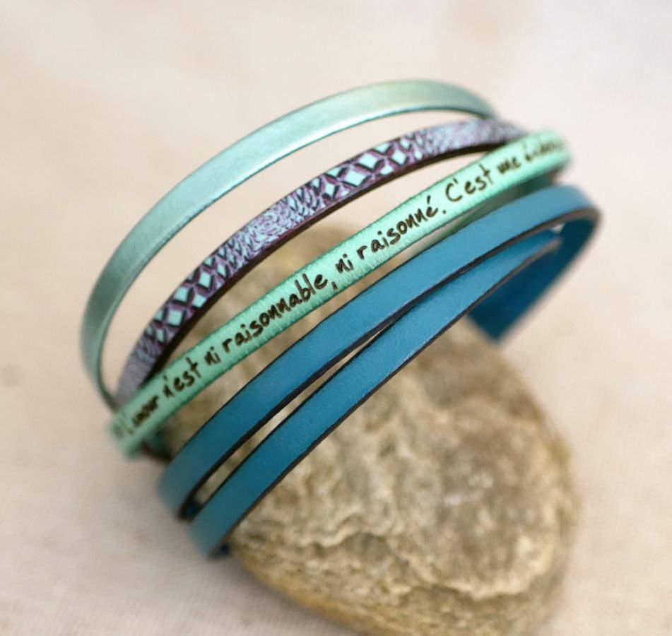 Pulseira feminina em pele fina com impressão de cobra em tons azuis