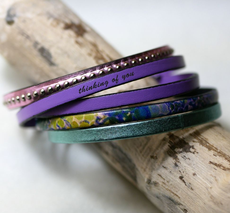 Pulseira de mulher em pele fina com impressão impressionista