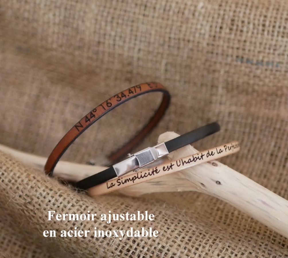 Pulseira feminina em pele preta fina com efeito brilhante