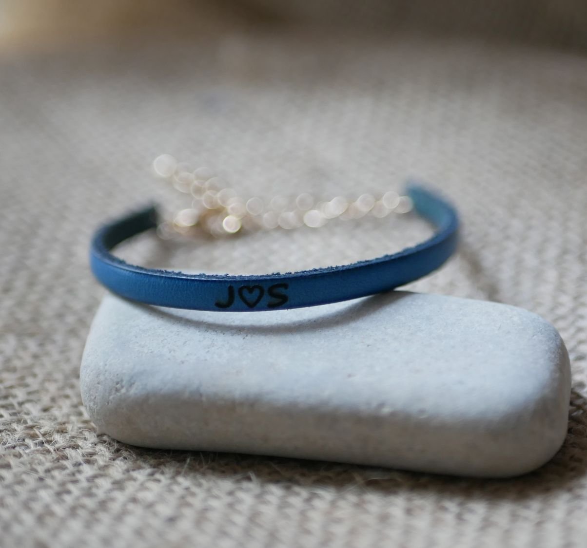 Pulseira de couro para mulheres a ser personalizada por gravação com corrente dourada