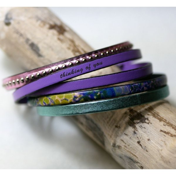 Pulseira de mulher em pele fina com impress&atilde;o impressionista