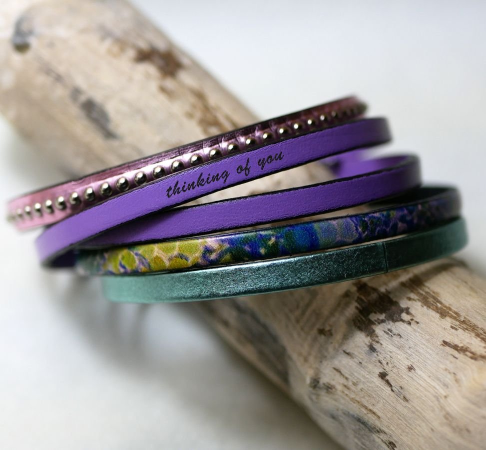 Pulseira de mulher em pele fina com impressão impressionista