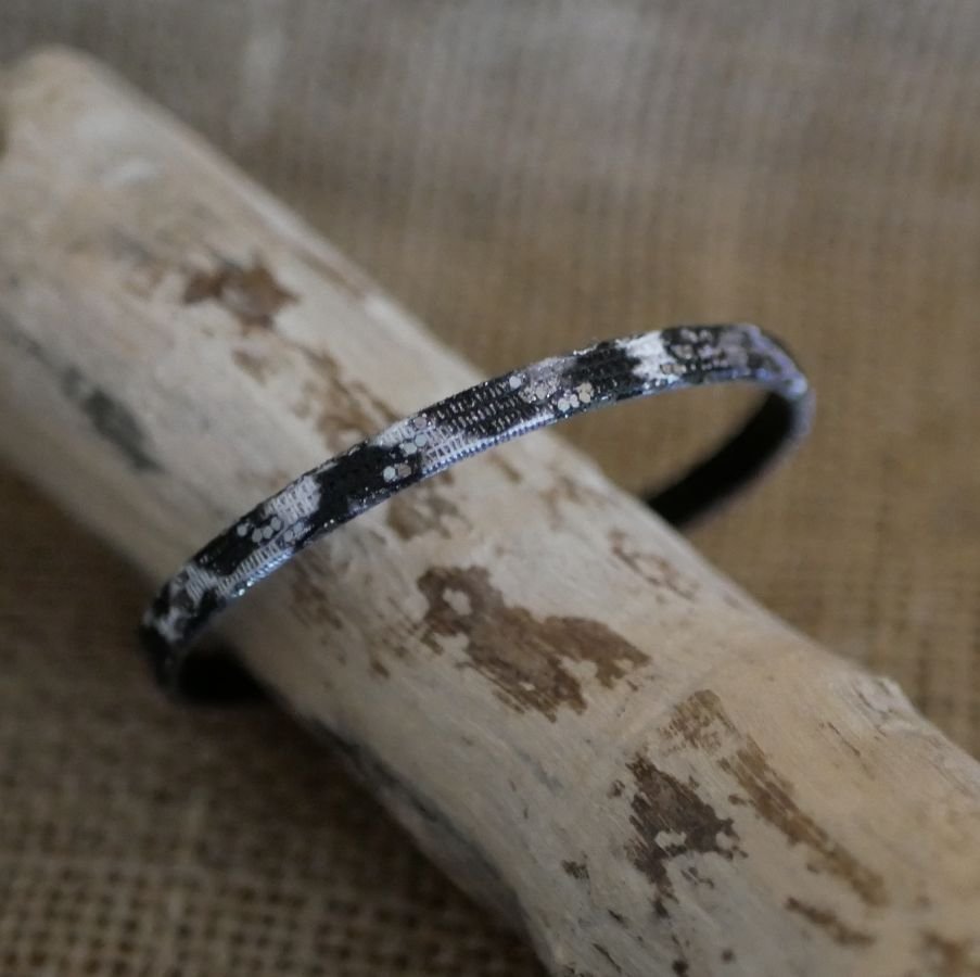 Pulseira feminina em pele preta fina com efeito brilhante