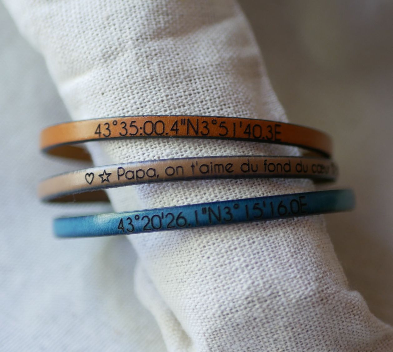 Pulseira de couro feminino para personalizar através de gravura com corrente de prata