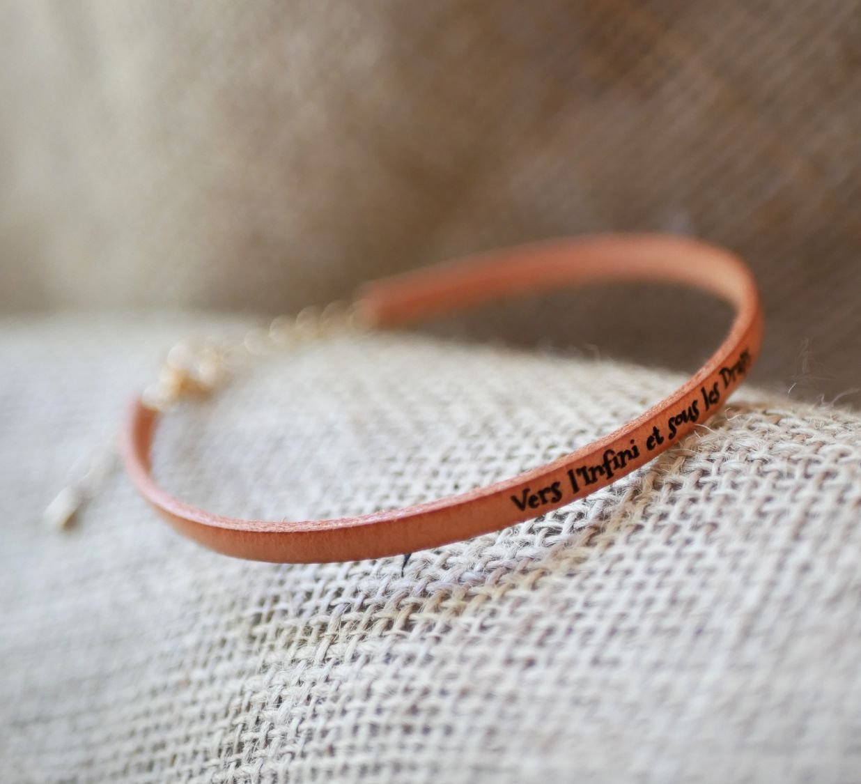 Pulseira de couro para mulheres a ser personalizada por gravação com corrente dourada