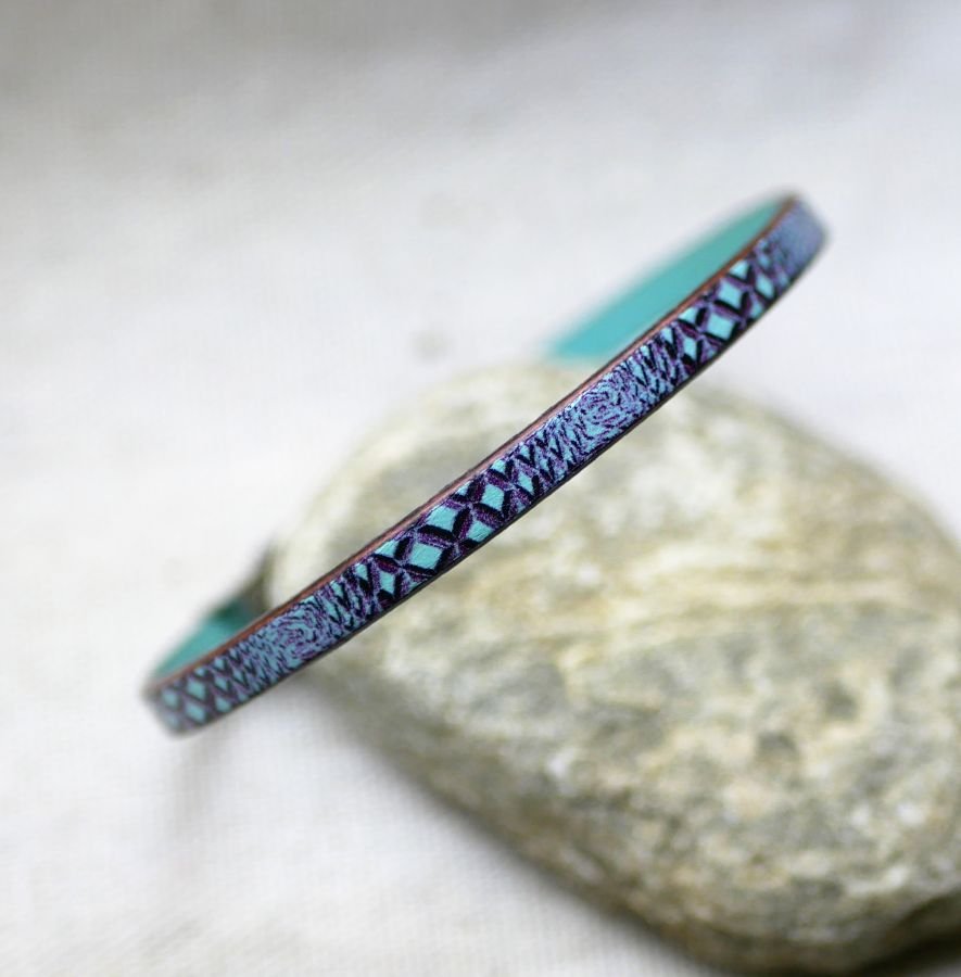 Pulseira feminina em pele fina com impressão de cobra em tons azuis