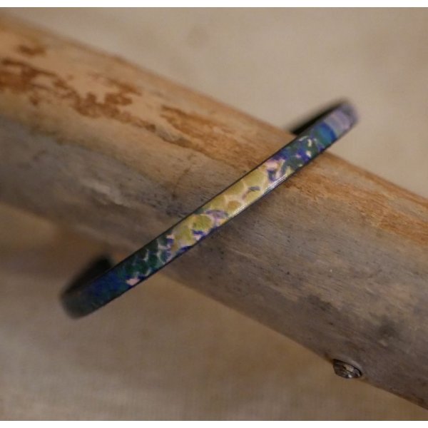 Pulseira de mulher em pele fina com impress&atilde;o impressionista