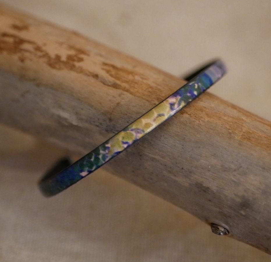 Pulseira de mulher em pele fina com impressão impressionista
