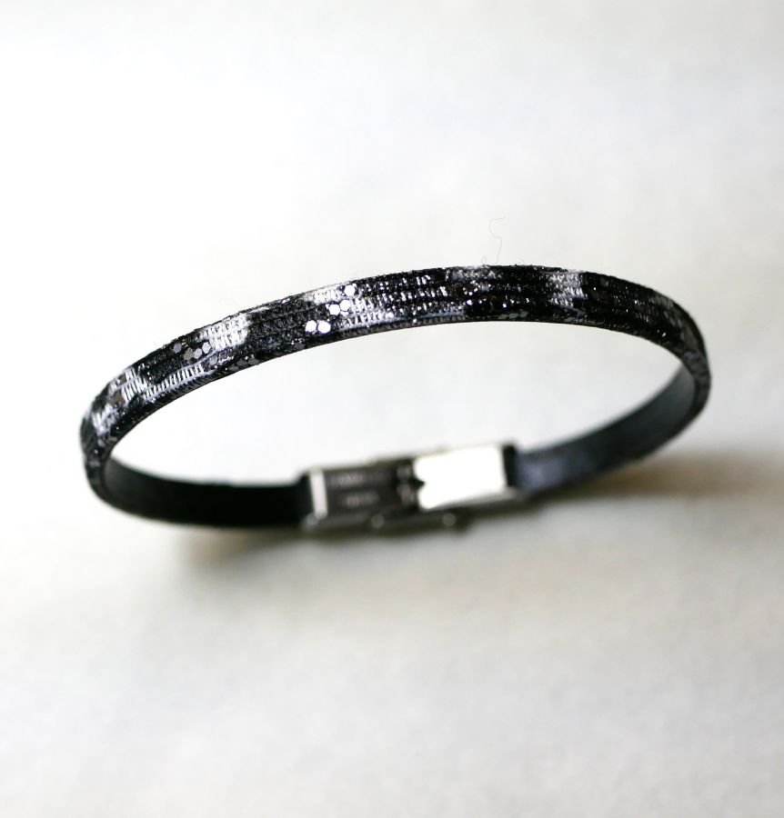 Pulseira feminina em pele preta fina com efeito brilhante