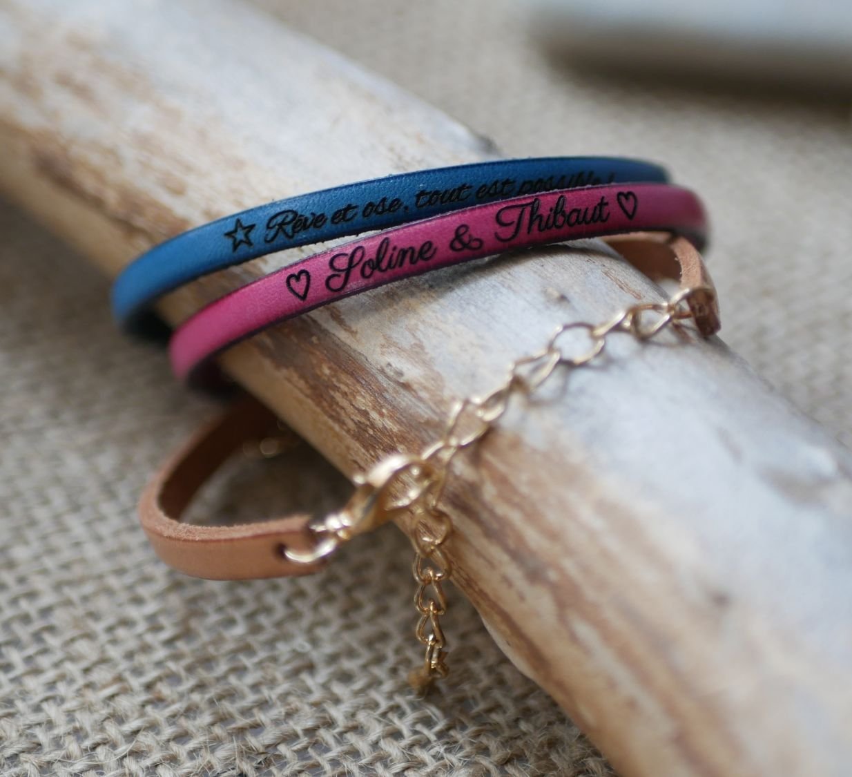 Pulseira de couro para mulheres a ser personalizada por gravação com corrente dourada