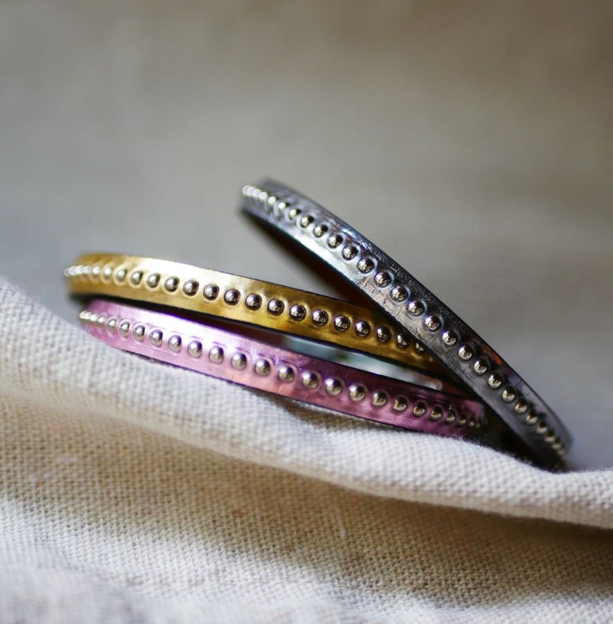 Pulseira feminina em couro metálico cinzento escuro com missangas prateadas 