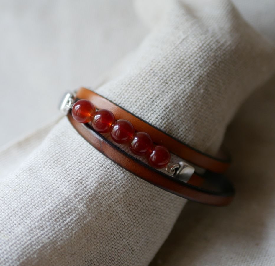 Pulseira de couro castanho e pérolas vermelhas para mulheres, uma tripla volta para personalizar 