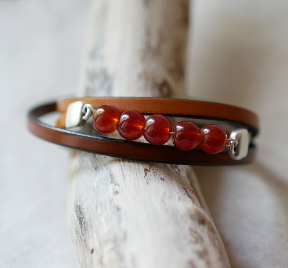 Pulseira de couro castanho e pérolas vermelhas para mulheres, uma tripla volta para personalizar 