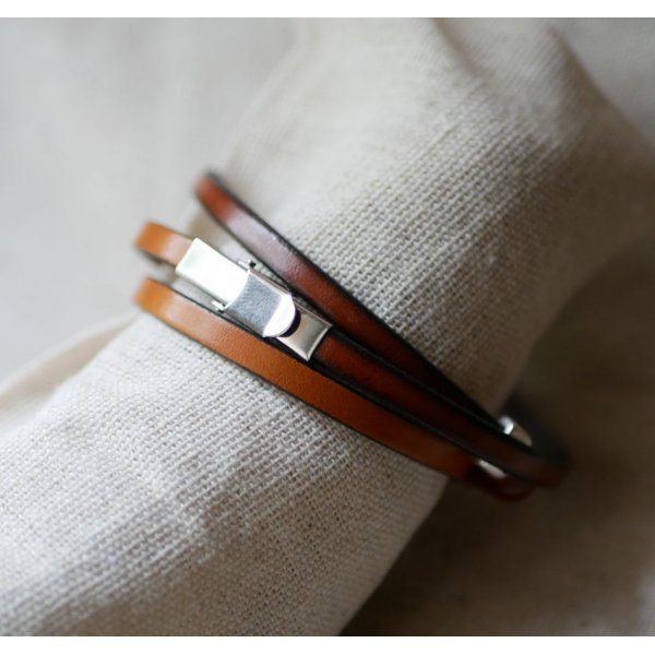 Pulseira de couro castanho e p&eacute;rolas vermelhas para mulheres, uma tripla volta para personalizar 