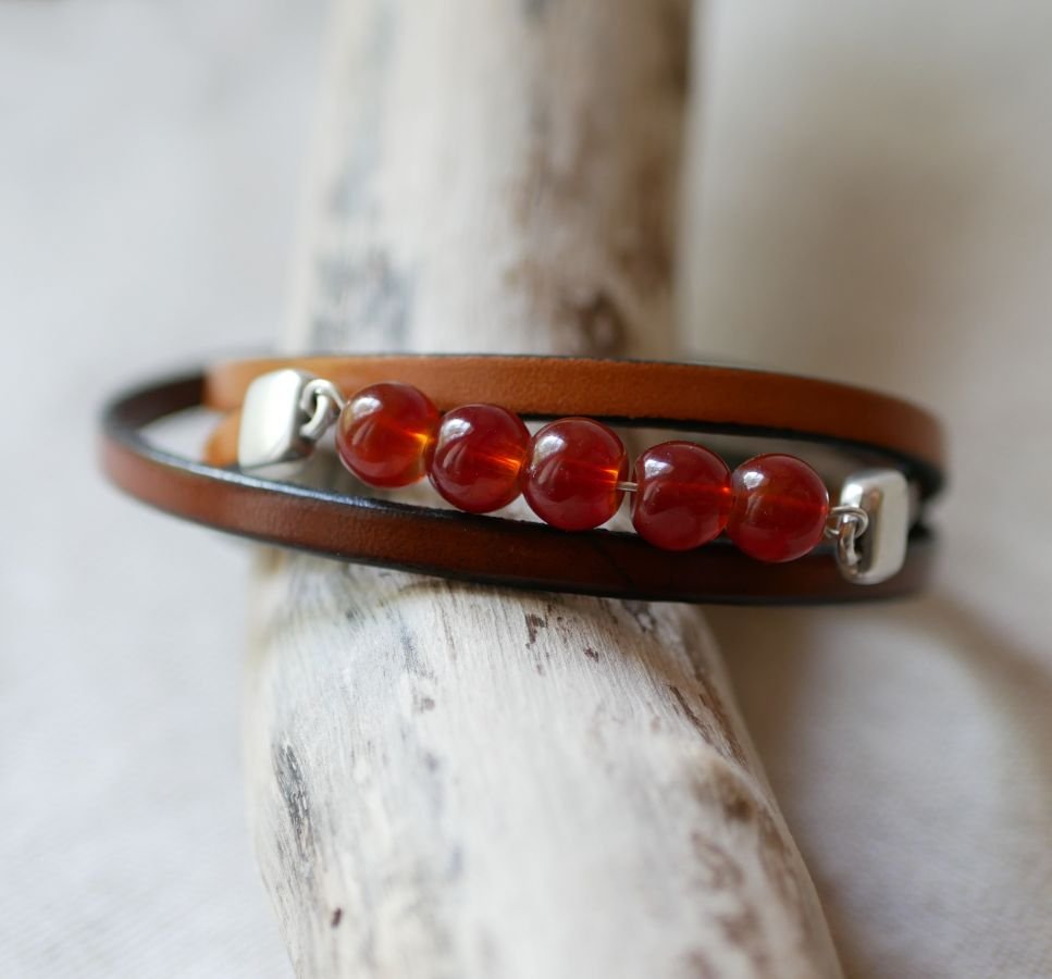 Pulseira de couro castanho e pérolas vermelhas para mulheres, uma tripla volta para personalizar 