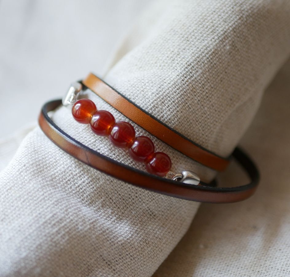 Pulseira de couro castanho e pérolas vermelhas para mulheres, uma tripla volta para personalizar 