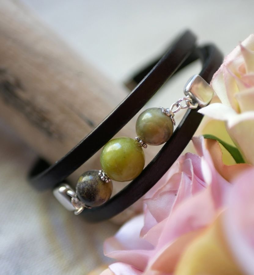 Bracelete de couro e pérolas Olivina tripla volta para personalizar 