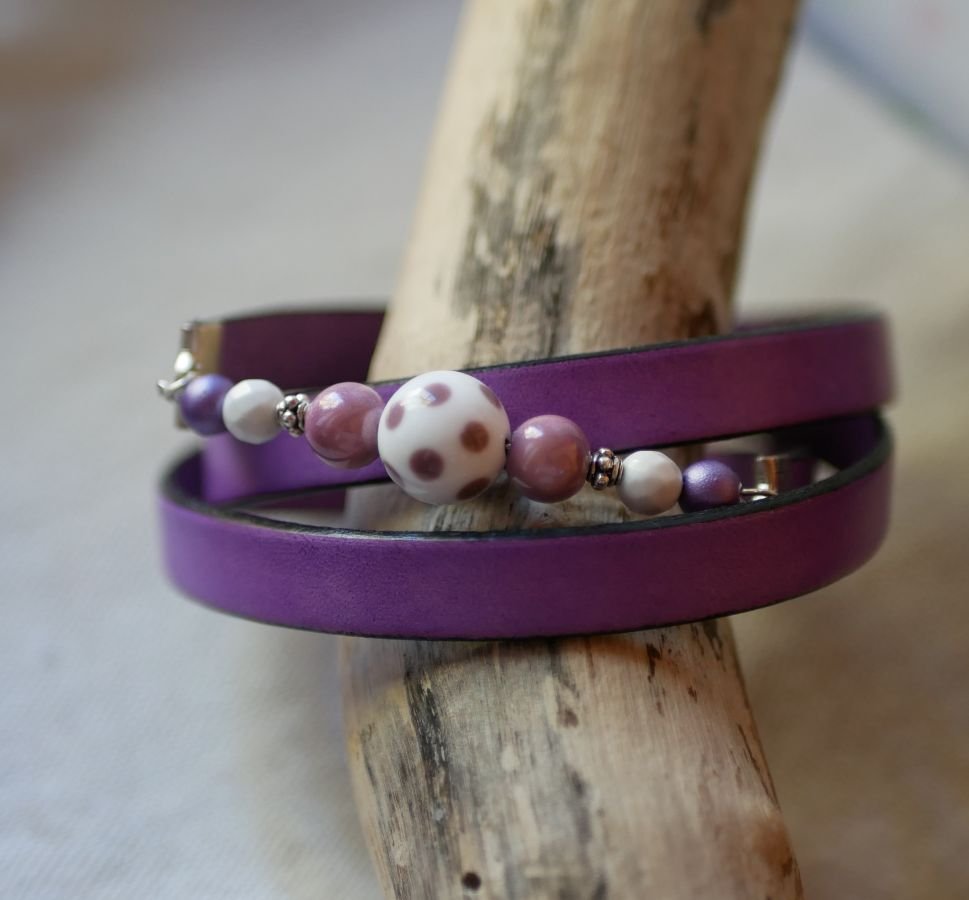 Bracelete de couro e pérolas tripla volta para personalizar 
