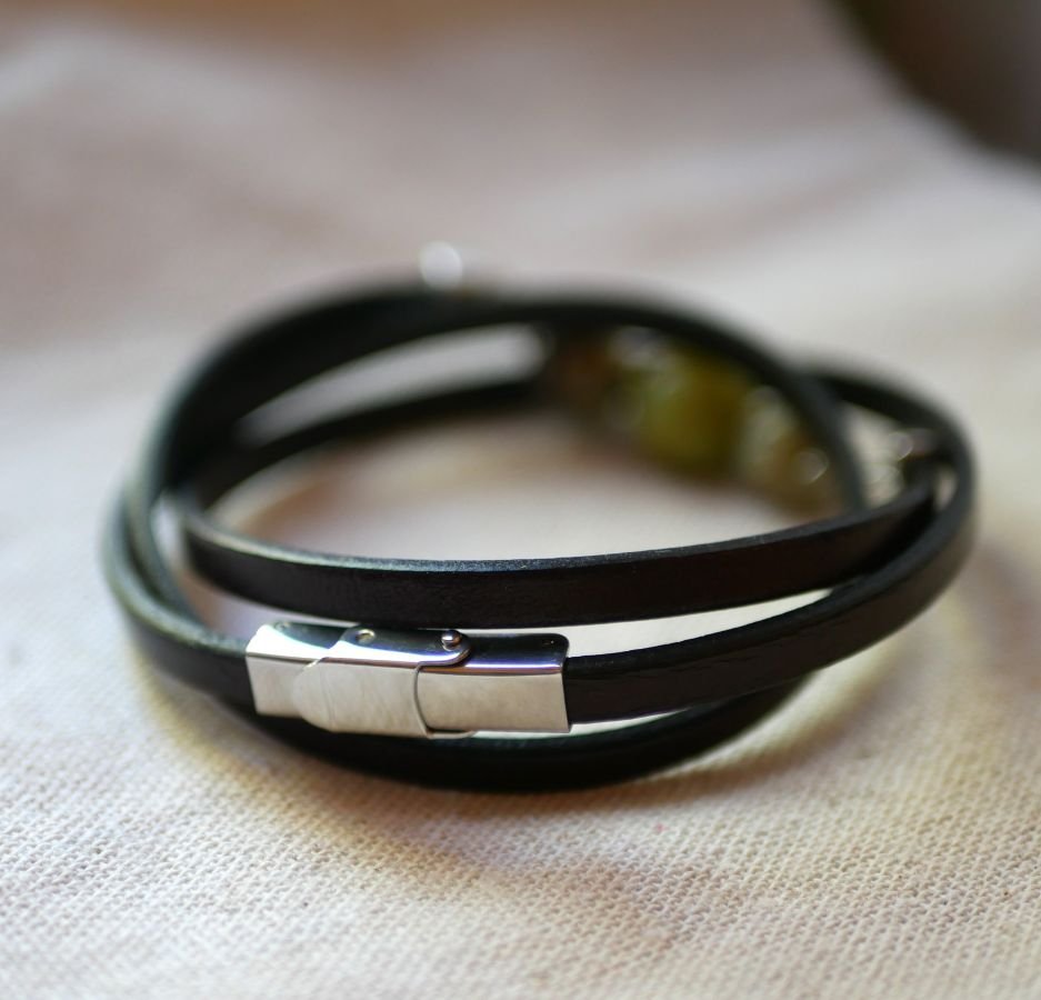 Bracelete de couro e pérolas Olivina tripla volta para personalizar 