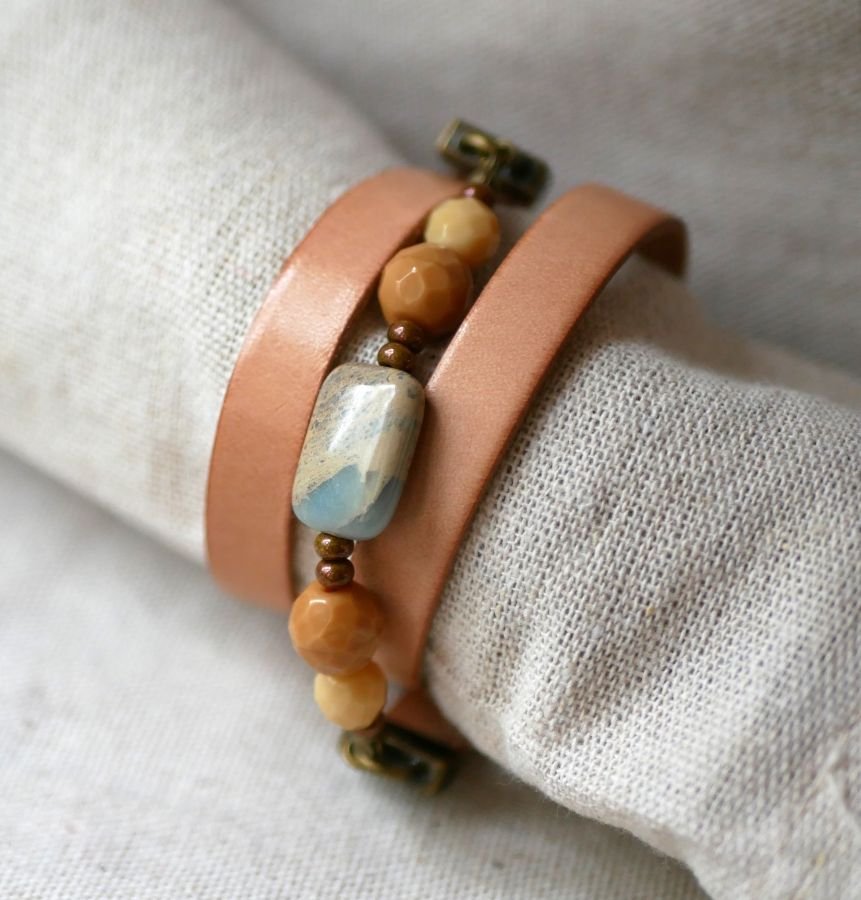 Pulseira de couro e pérolas bege para as mulheres personalizarem 