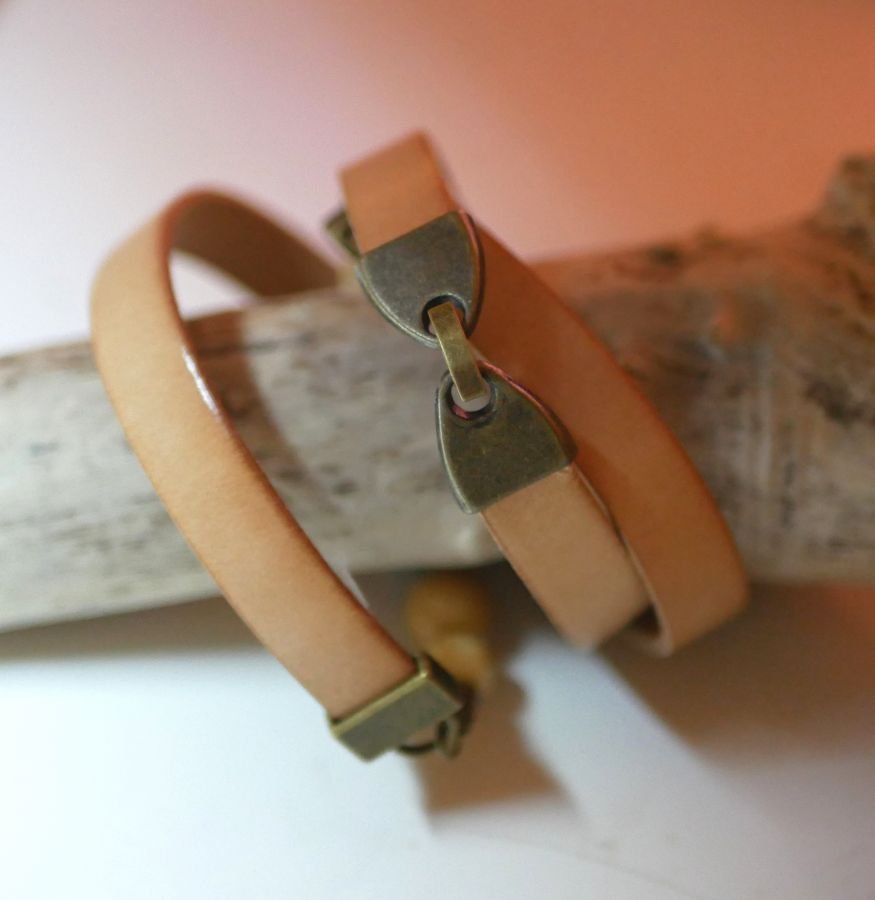 Pulseira de couro e pérolas bege para as mulheres personalizarem 