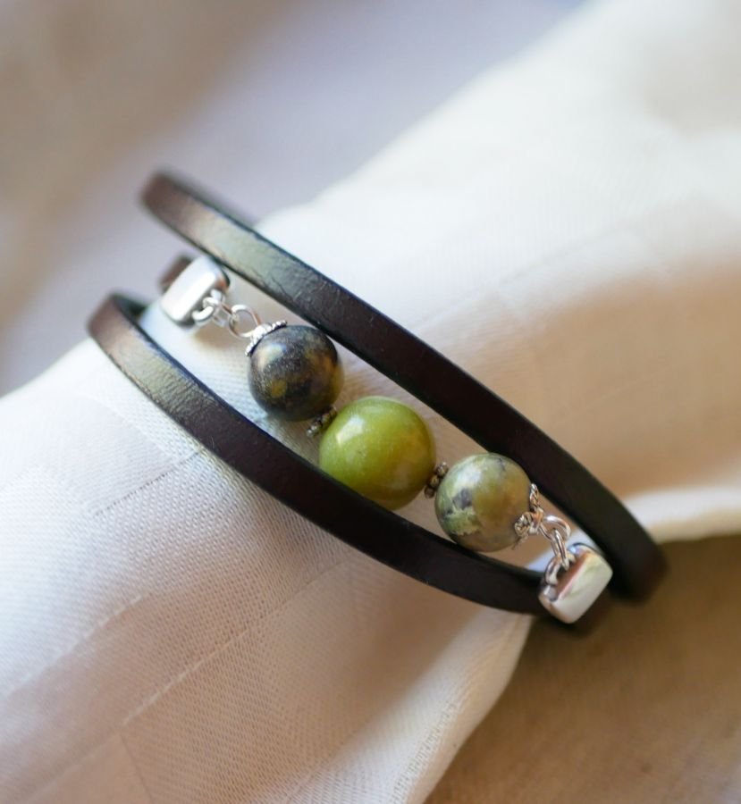 Bracelete de couro e pérolas Olivina tripla volta para personalizar 