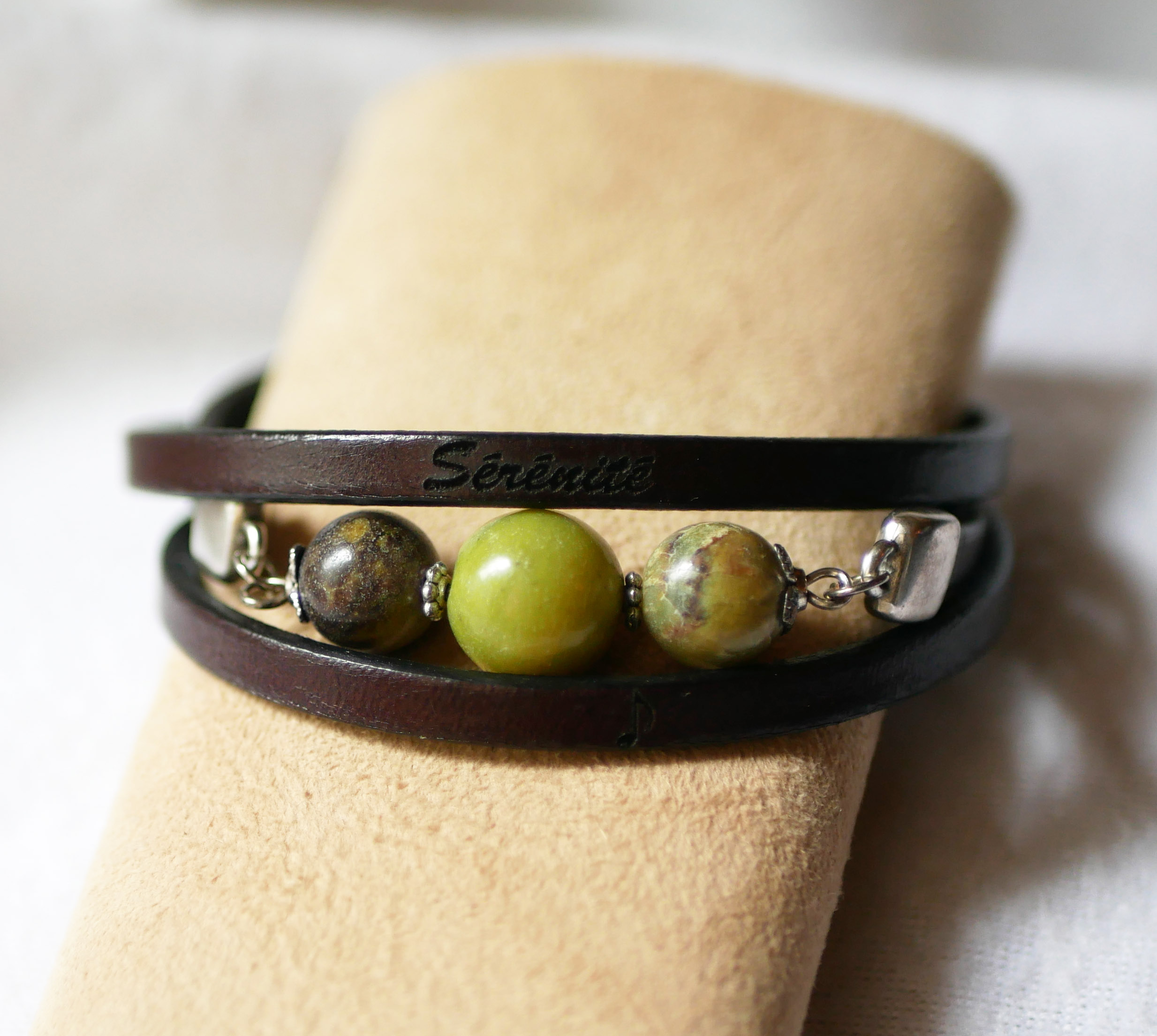 Bracelete de couro e pérolas Olivina tripla volta para personalizar 