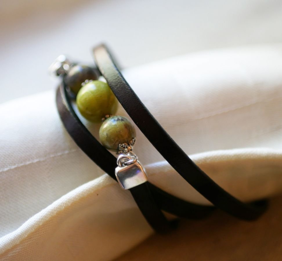 Bracelete de couro e pérolas Olivina tripla volta para personalizar 