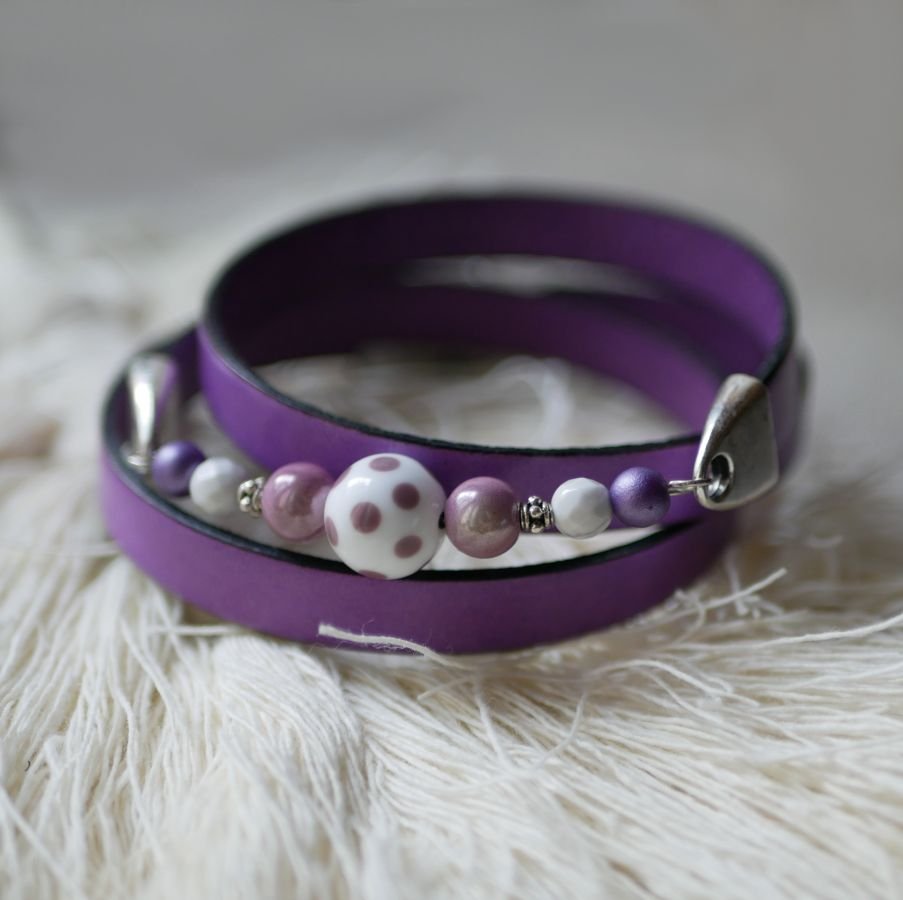 Bracelete de couro e pérolas tripla volta para personalizar 