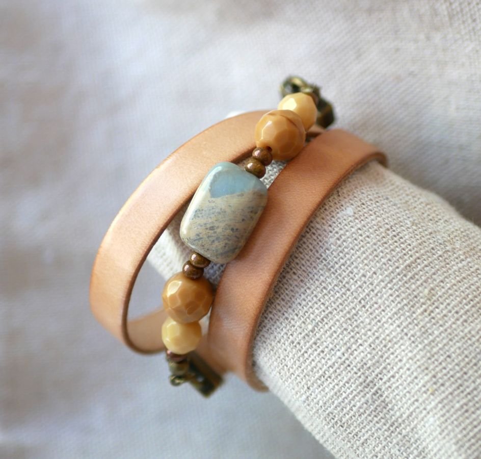 Pulseira de couro e pérolas bege para as mulheres personalizarem 