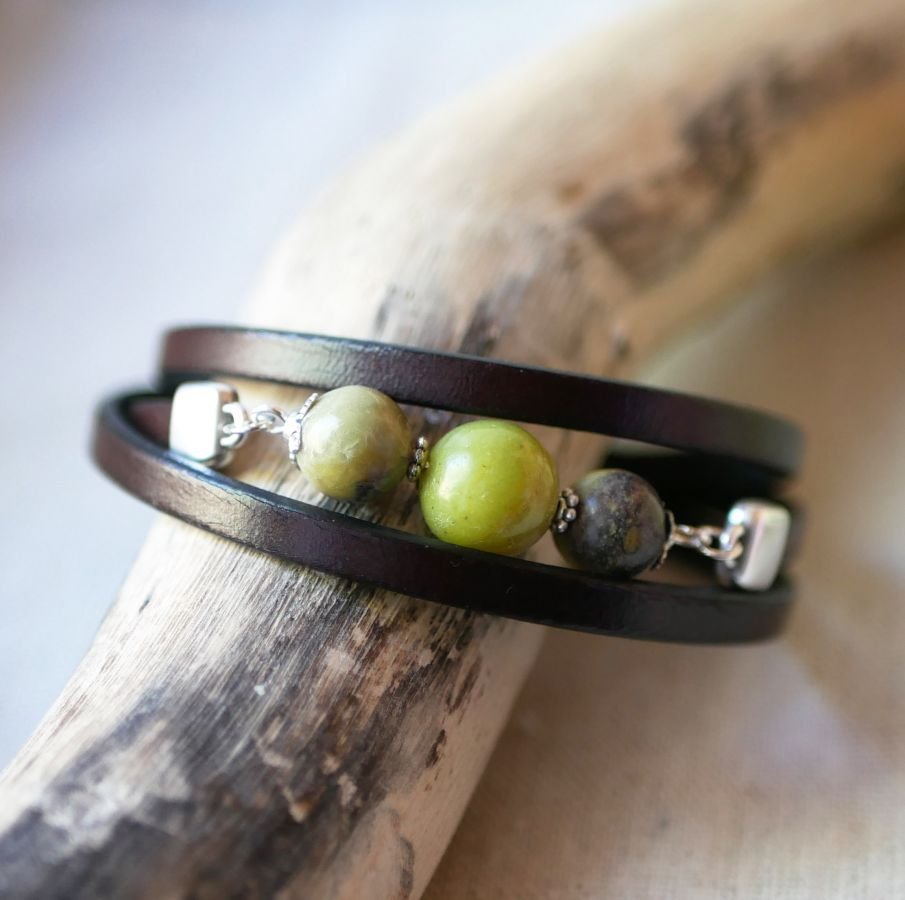 Bracelete de couro e pérolas Olivina tripla volta para personalizar 