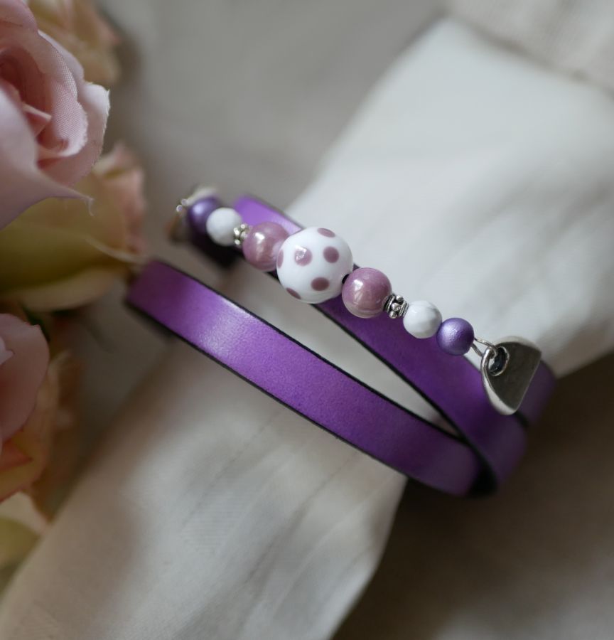 Bracelete de couro e pérolas tripla volta para personalizar 