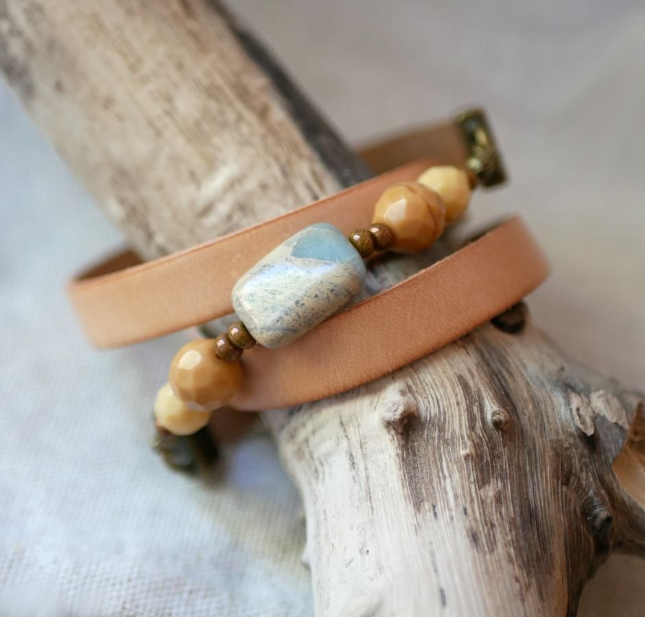 Pulseira de couro e pérolas bege para as mulheres personalizarem 